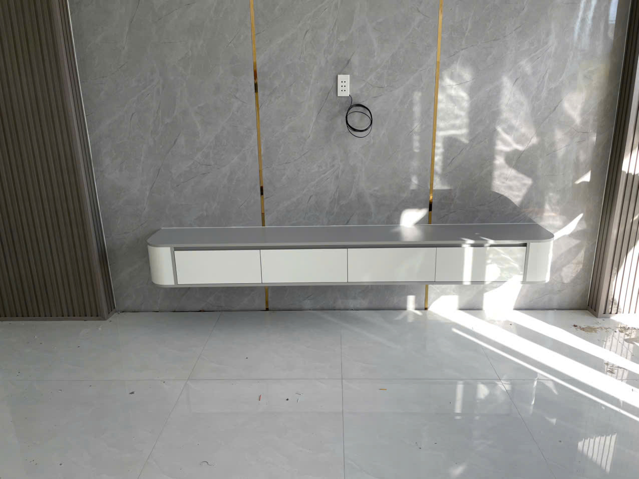 Kệ Tivi treo tường 2,4m