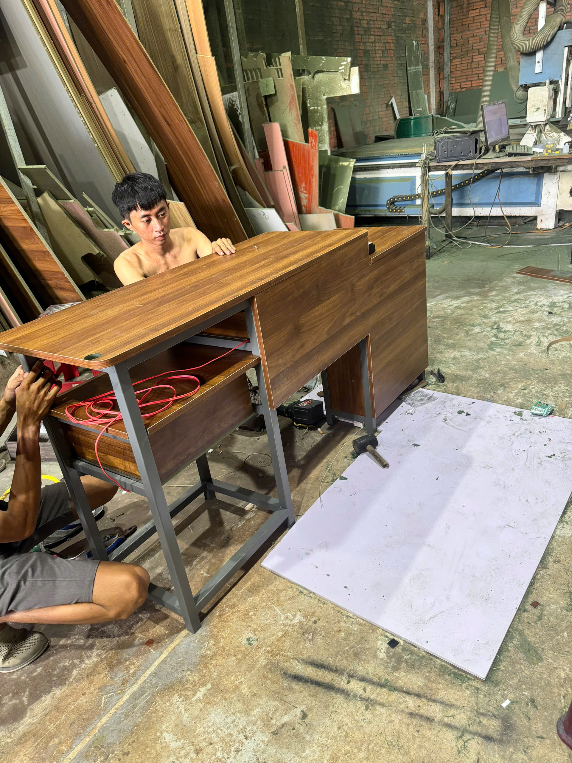 Bàn gỗ chân sắt thiết kế AI siêu dị thi công tại Tây Ninh – Hiên Viên