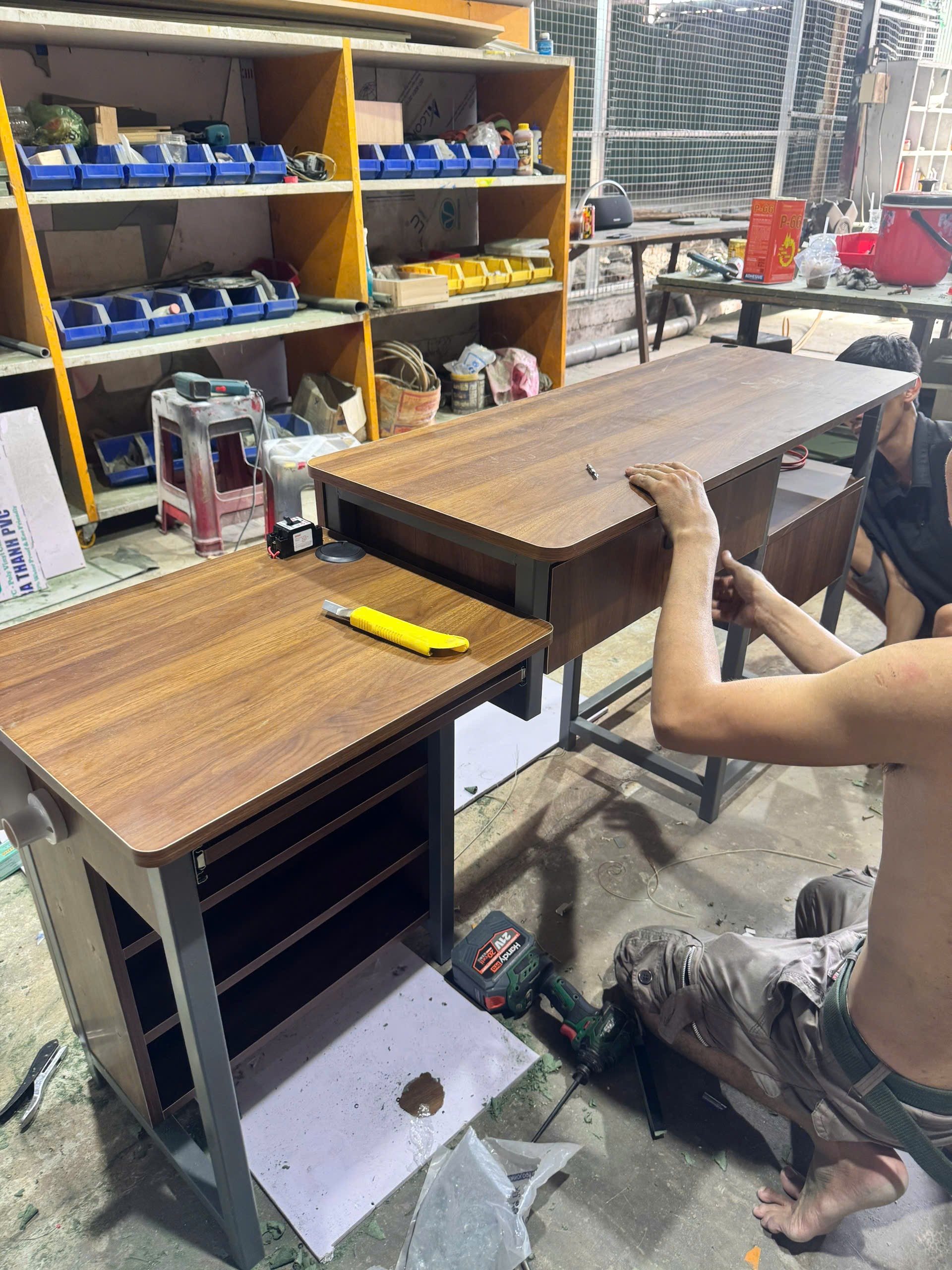 Mặt bàn gỗ live edge chân sắt uốn custom theo bản vẽ AI