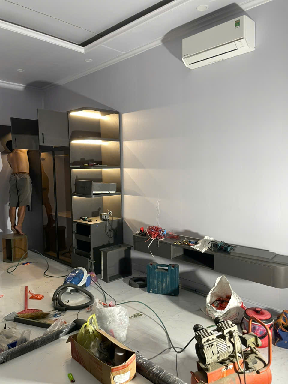 Bàn trang điểm cùng tone màu nội thất phòng ngủ Tây Ninh