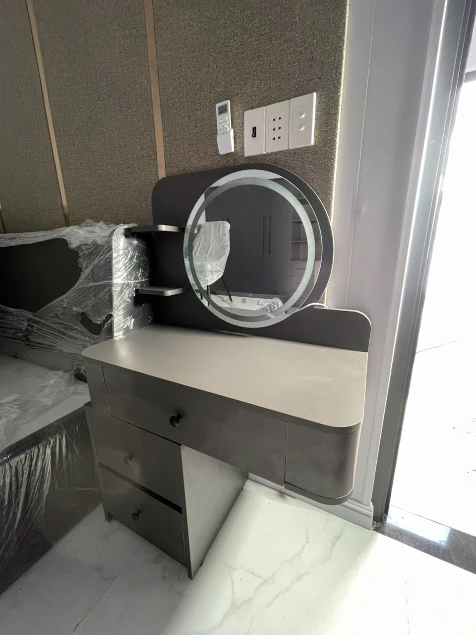 Thi Công Nội Thất Phòng Ngủ Tây Ninh – Kính Cường Lực Sang Trọng, Đèn LED Cảm Ứng